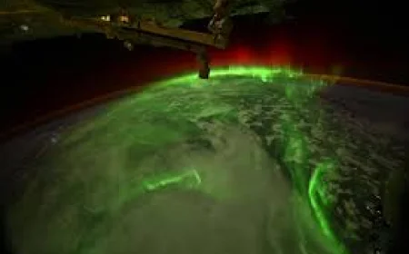 NASA Astronaut Captures Stunning Southern Lights Timelapse From SpaceX Dragon Spacecraft